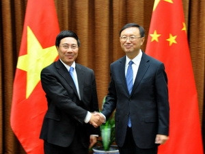 Bộ trưởng Ngoại giao Trung Quốc Dương Khiết trì (bên phải) đón Bộ trưởng Ngoại giao Phạm Bình Minh Bộ trưởng Ngoại giao Trung Quốc Dương Khiết trì (bên phải) đón Bộ trưởng Ngoại giao Phạm Bình Minh