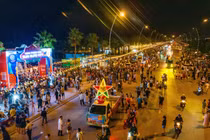 “Trẩy hội” Trung thu 3 miền: Từ đêm tiệc ánh sáng phố biển đến Tết trông trăng trên đỉnh mây ngàn