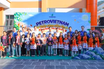 Các đại biểu chụp ảnh lưu niệm cùng các em học sinh tại gian trải nghiệm lễ hội Trung thu.