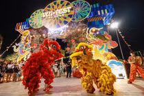 Rộn ràng đêm Trung thu, biển người người đổ về Bãi Cháy xem diễu hành đèn lồng và pháo hoa