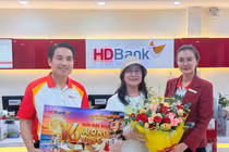 Nữ khách hàng gửi tiết kiệm ở HDBank Kiên Giang trúng thưởng 16 lượng vàng SJC