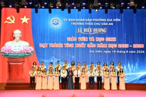 Các giáo viên được nhận biểu trưng và vòng nguyệt quế (Ảnh: VC)