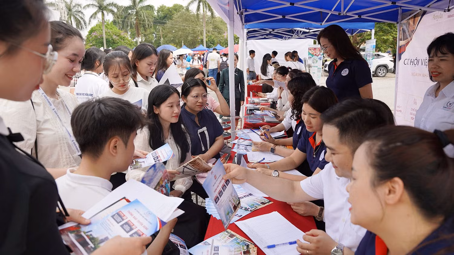 Sinh viên tham gia Ngày hội việc làm năm 2026, sự kiện do Trường Đại học Hồng Đức phối hợp với Hiệp hội Doanh nghiệp tỉnh và Trung tâm dịch vụ việc làm tỉnh Thanh Hóa tổ chức. Ảnh: HDU