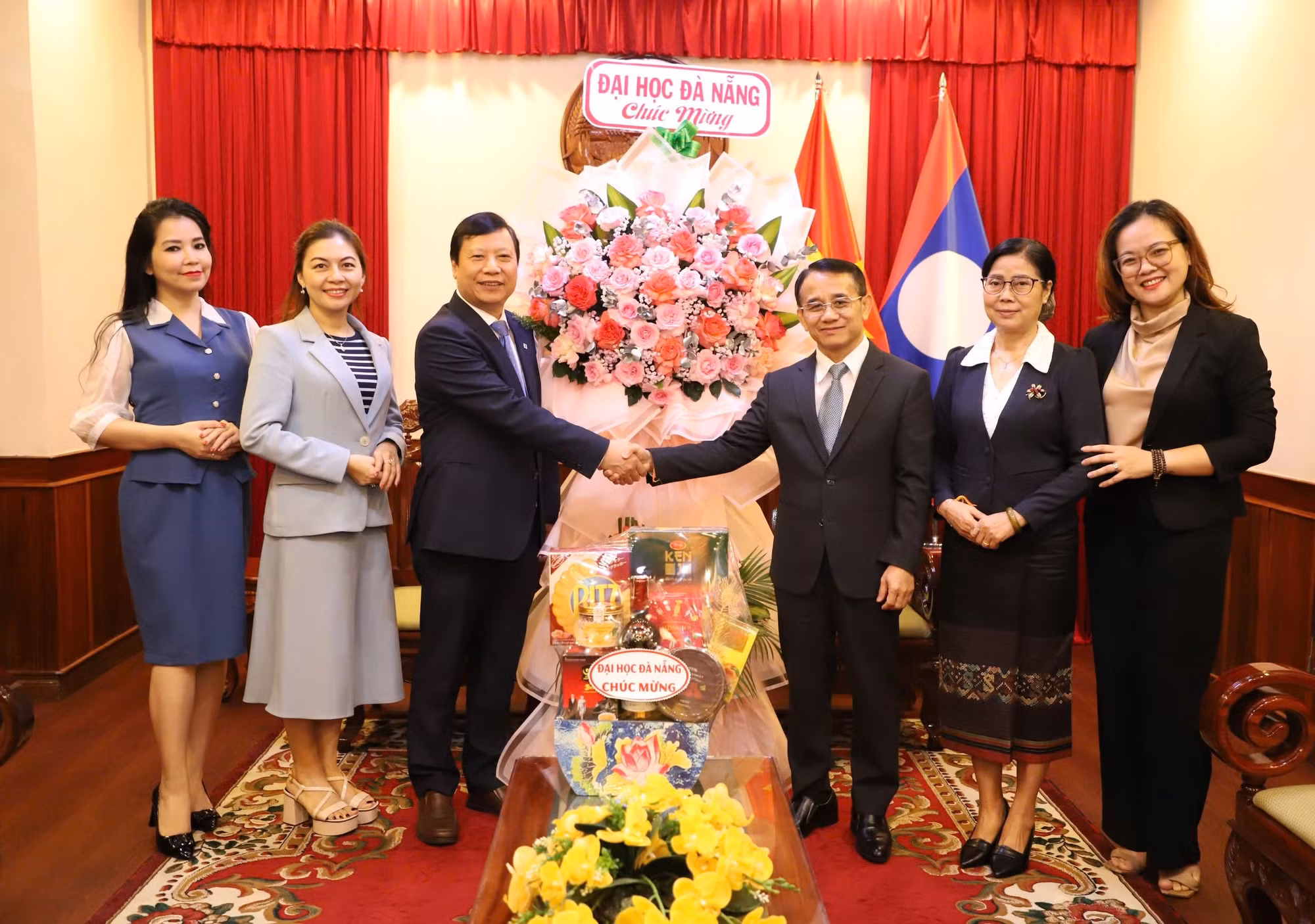 Đại học Đà Nẵng thăm và chúc mừng Tổng Lãnh sự quán Lào tại Đà Nẵng nhân kỷ niệm 49 năm Quốc khánh nước CHDCND Lào.jpg