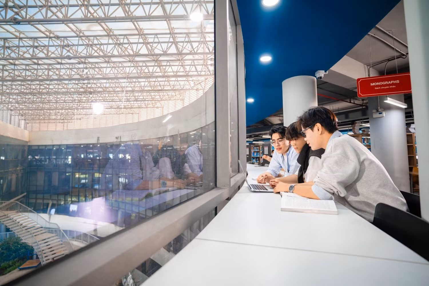 Không chỉ đầu tư cho cơ sở vật chất, Văn Lang còn tạo nên một “hệ sinh thái học tập sống động”, nơi sinh viên được trải nghiệm, khám phá và ứng dụng kiến thức vào thực tiễn.