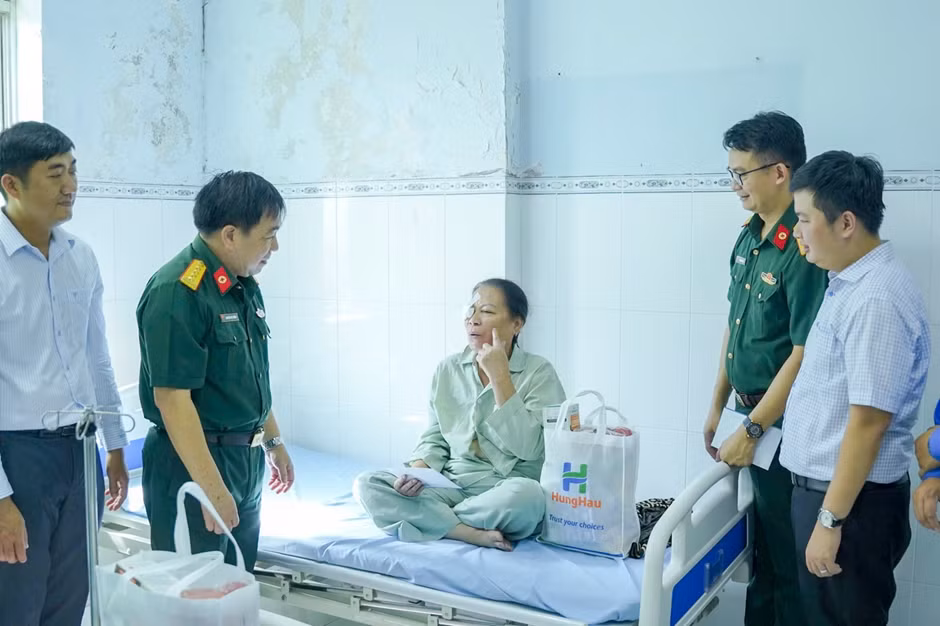 Đại diện Ban lãnh đạo Tỉnh Đồng Tháp, BV Quân y 175 và Quỹ Trái tim Hùng Hậu thăm hỏi bệnh nhân sau phẫu thuật