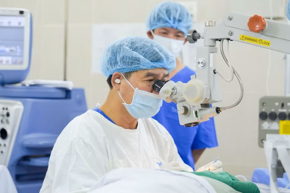Các y, bác sĩ Bệnh viện Quân Y 175 thực hiện phẫu thuật mắt miễn phí cho bà con
