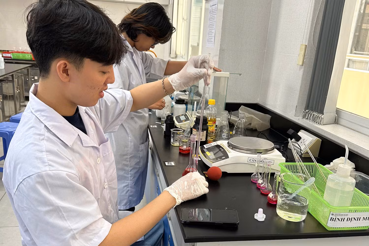 sinh-vien-huit-phat-trien-quy-trinh-phan-tich-rhodamine-b-trong-thuc-pham-bang-phuong-phap-uv-vis-xuat-sac-gianh-giai-nhi-giai-thuong-khcn-toan-quoc-nam-2025-1.png