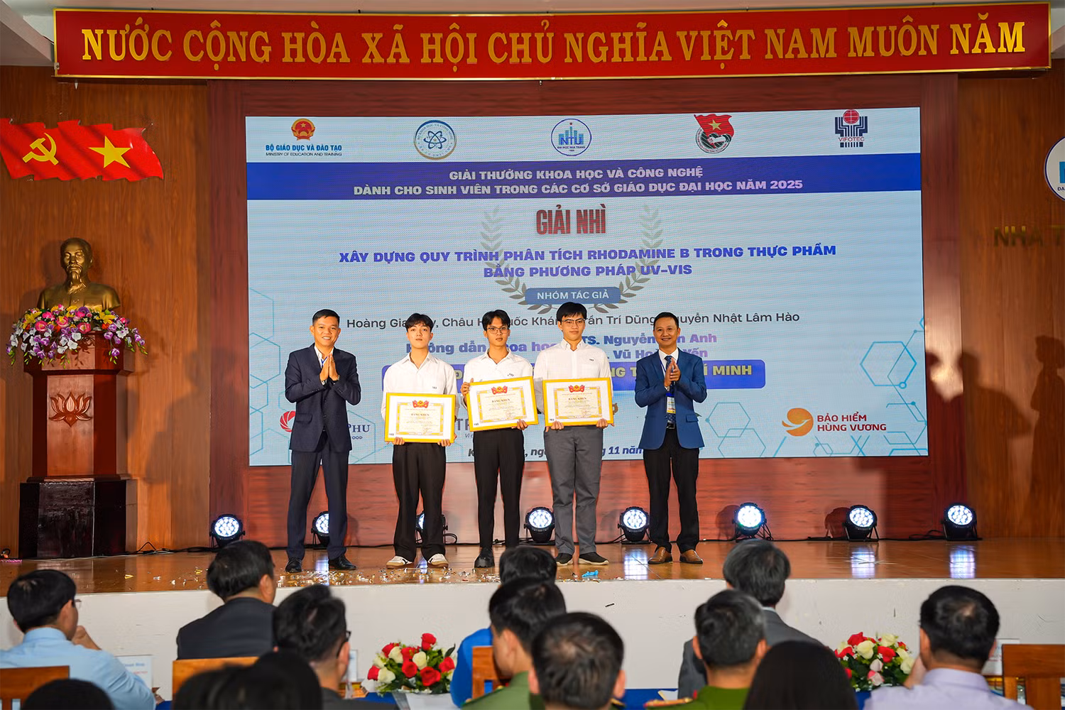 sinh-vien-huit-phat-trien-quy-trinh-phan-tich-rhodamine-b-trong-thuc-pham-bang-phuong-phap-uv-vis-xuat-sac-gianh-giai-nhi-giai-thuong-khcn-toan-quoc-nam-2025-2.png