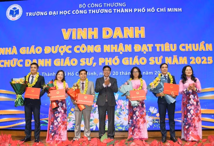 Trường Đại học Công Thương Thành phố Hồ Chí Minh long trọng vinh danh các phó giáo sư năm 2025. Ảnh Website nhà trường.