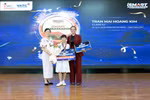 Các em học sinh được vinh danh và nhận quà tặng cho các danh hiệu khác tại sân chơi.