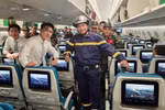 Vietnam Airlines vận chuyển 124 nhân sự cùng 8 chó nghiệp vụ của Bộ Quốc phòng và Bộ Công an. (Ảnh: VNA)