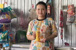 Chị Lê Thị Ngọc Trang bên quán nhỏ tại An Giang — nơi câu chuyện trúng 50 triệu đồng từ một lần xé nhãn chai Number 1 bắt đầu lan khắp xóm (Ảnh NVCC).
