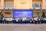 Hiệu trưởng cấp bằng tốt nghiệp THPT giúp tăng tính tự chủ và trách nhiệm