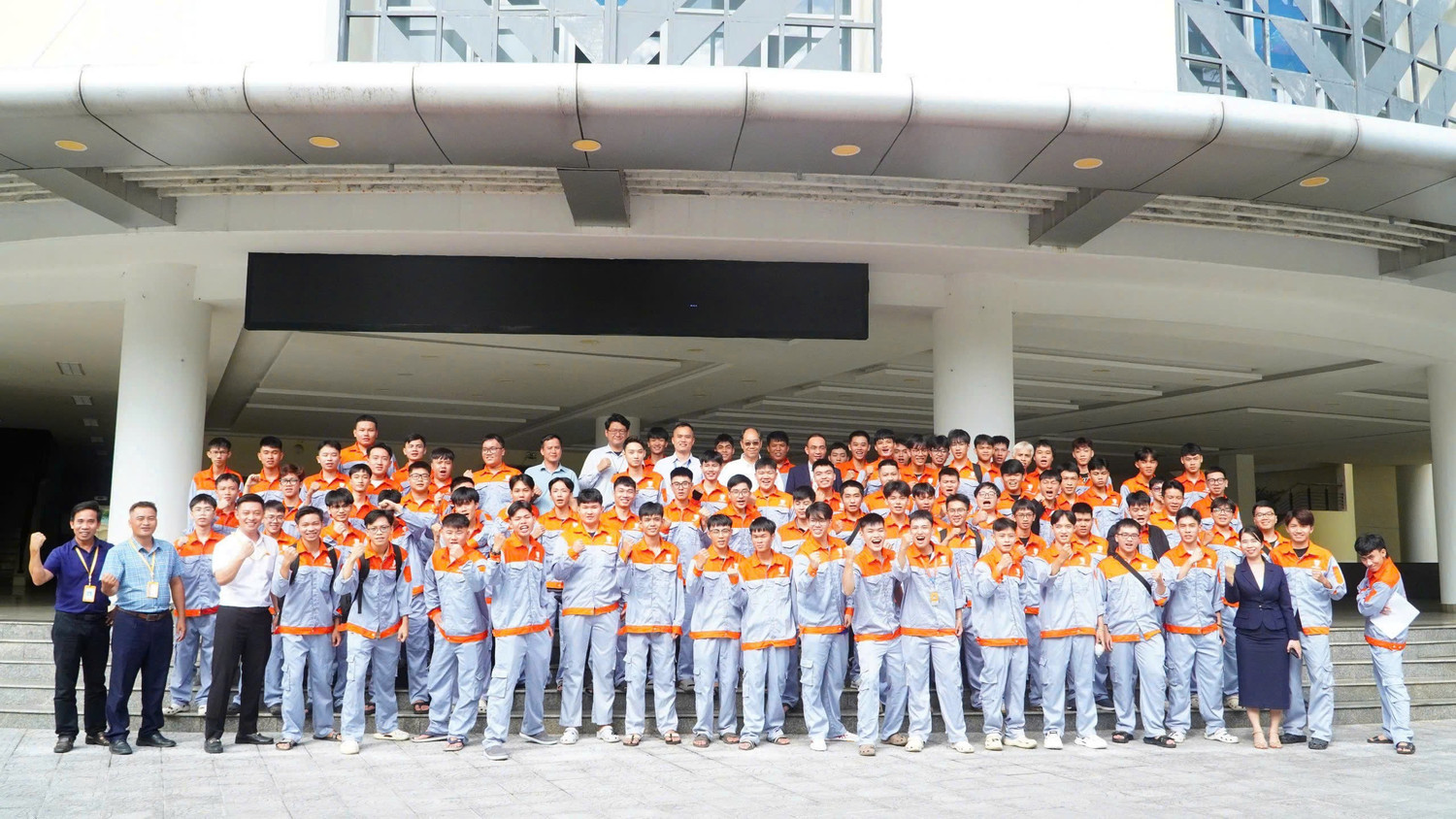Sinh viên Khoa Kỹ thuật và Công nghệ - Đại học Huế tham gia thực tập tại doanh nghiệp. Ảnh: NTCC