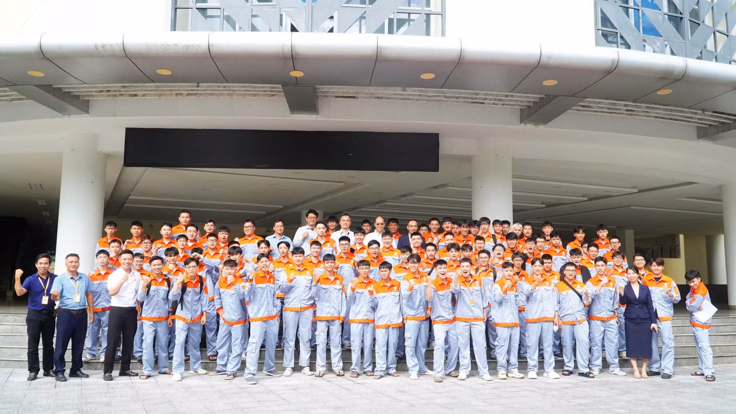 Sinh viên Khoa Kỹ thuật và Công nghệ - Đại học Huế tham gia thực tập tại doanh nghiệp. Ảnh: NTCC