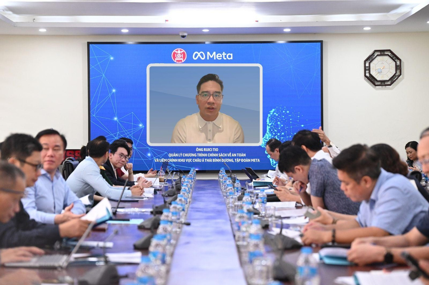 Ông Ruici Tio - Quản lý chương trình Chính sách về An toàn và Liêm chính Khu vực Châu Á Thái Bình Dương, Tập đoàn Meta phát biểu tại tọa đàm