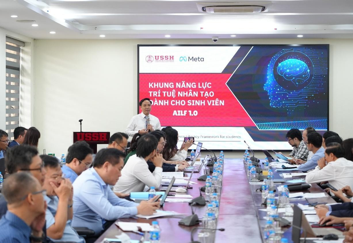 PGS.TS Đỗ Văn Hùng – Trưởng khoa Thông tin – Thư viện, Phó Chủ nhiệm dự án hợp tác giữa Trường Đại học Khoa học Xã hội và Nhân văn và Tập đoàn Meta trình bày Khung năng lực trí tuệ nhân tạo dành cho sinh viên