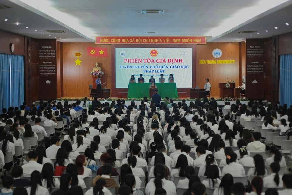 phien-toa-gia-dinh.jpg