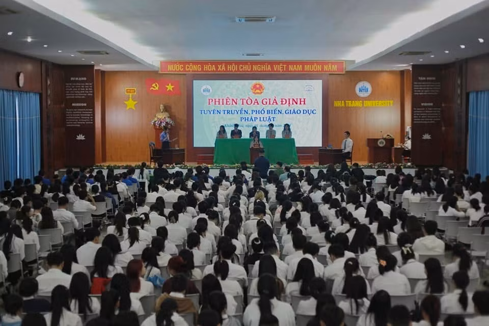 phien-toa-gia-dinh.jpg