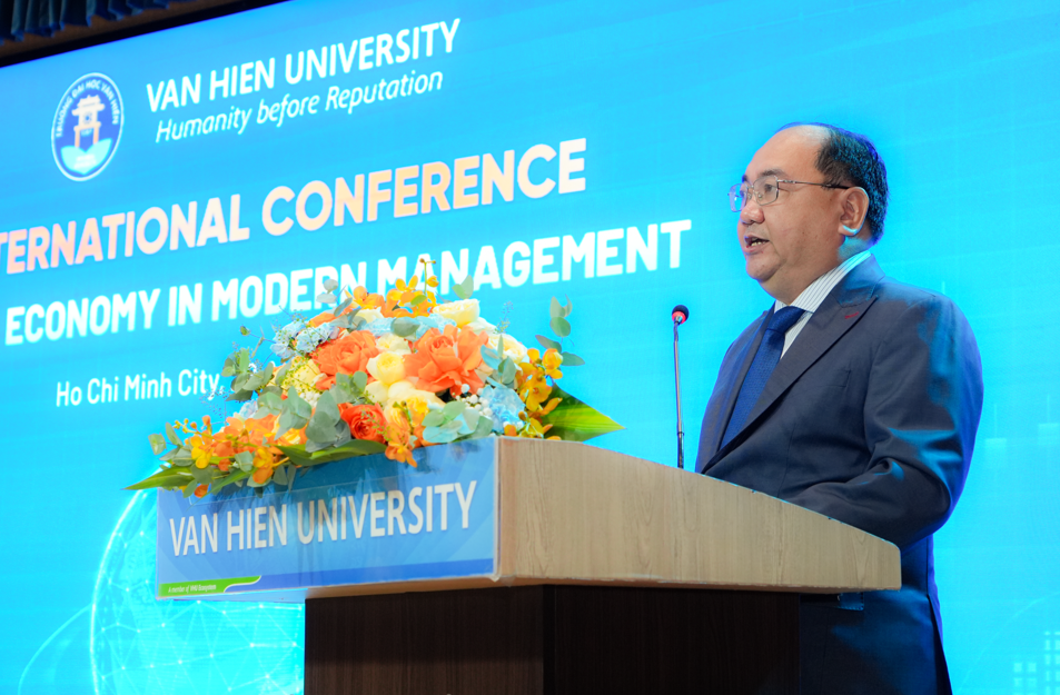 PGS. TS Nguyễn Minh Đức – Hiệu trưởng Trường Đại học Văn Hiến phát biểu tại Hội thảo. Ảnh: NTCC