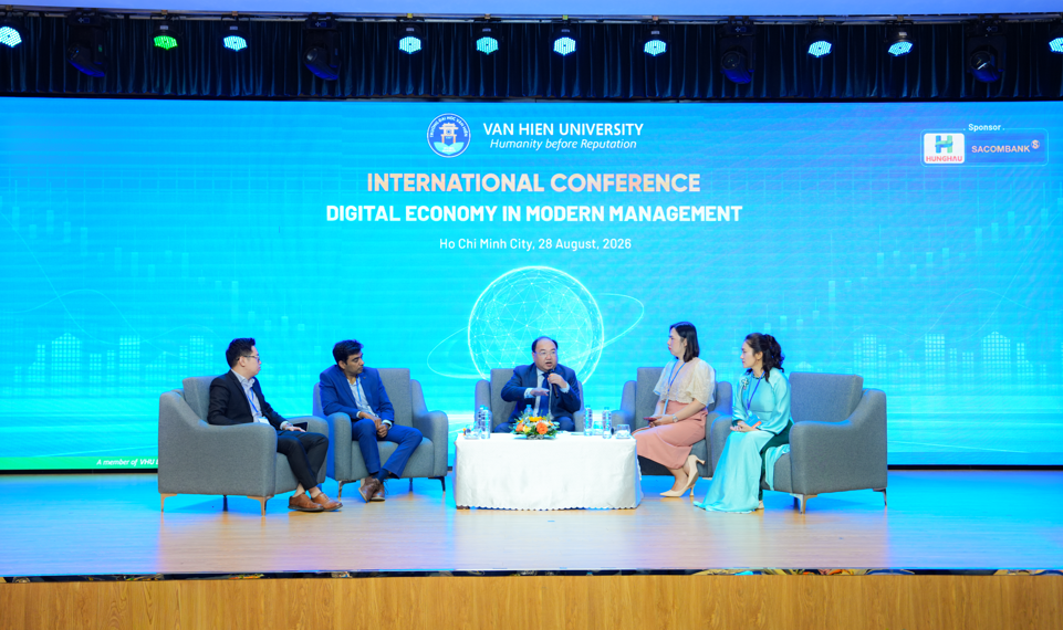 Các chuyên gia, học giả tham gia phiên thảo luận tại Hội thảo, cùng trao đổi những góc nhìn đa chiều về công nghệ, đổi mới sáng tạo và các xu hướng quản trị trong thời đại số