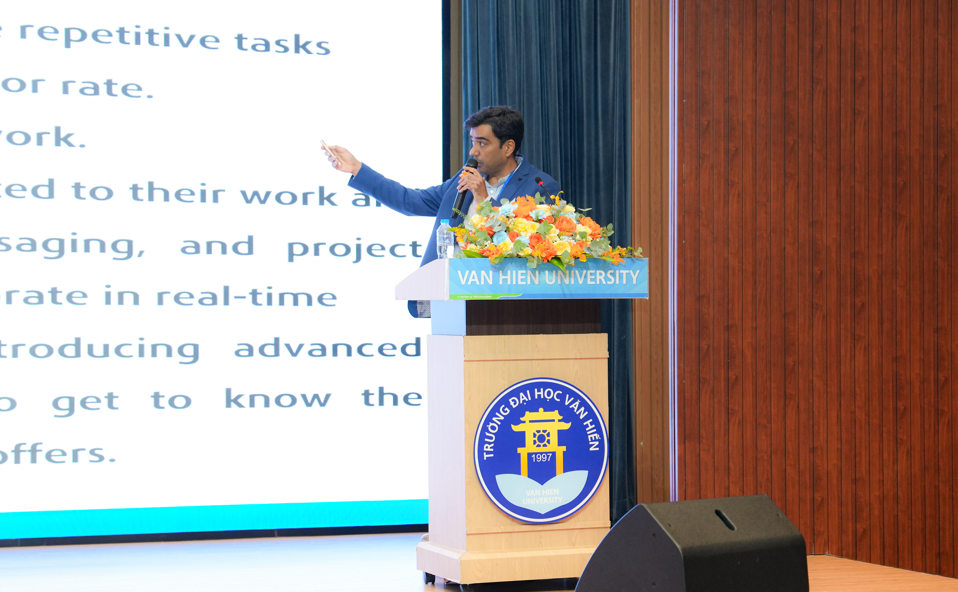 Giáo sư Prof. Sahil Raj – Đại học Punjabi (Ấn Độ) trình bày tham luận “Các hướng nghiên cứu về chuyển đổi số và các công nghệ mới nổi” tại Hội thảo