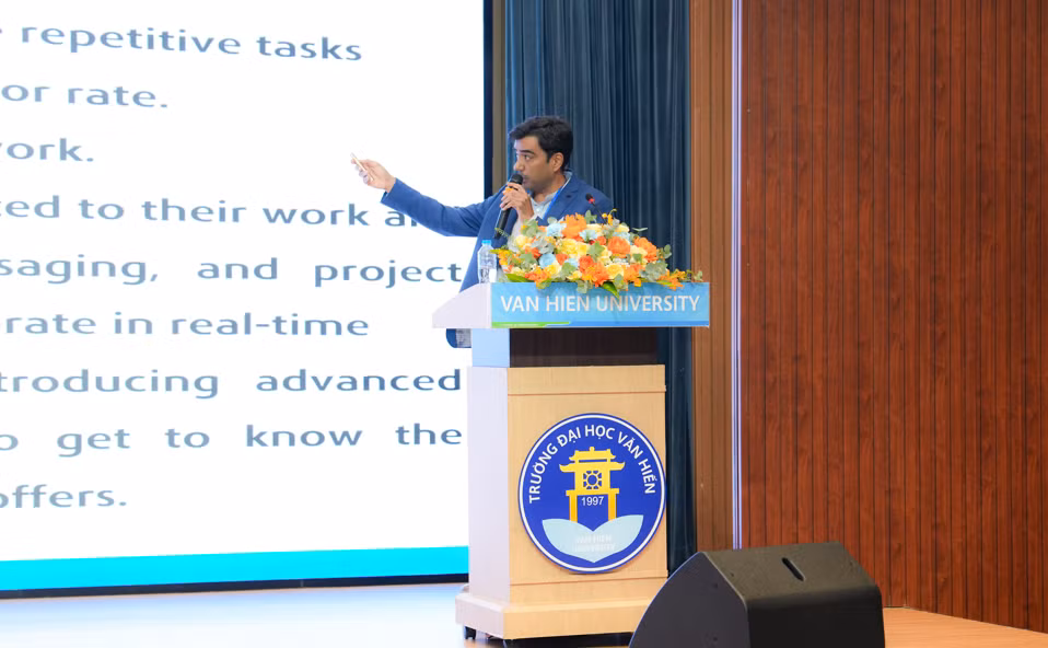 Giáo sư Prof. Sahil Raj – Đại học Punjabi (Ấn Độ) trình bày tham luận “Các hướng nghiên cứu về chuyển đổi số và các công nghệ mới nổi” tại Hội thảo