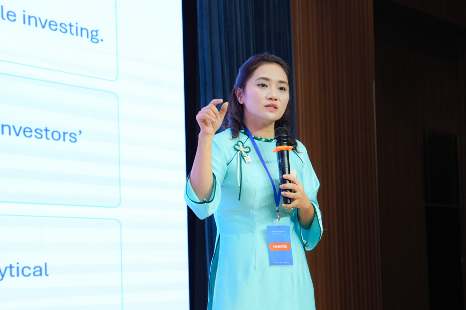Tiến sĩ Huỳnh Thị Thanh Trúc - Phó Trưởng Khoa Quản trị, Trường Đại học Văn Hiến trình bày tham luận “Tác động của hiểu biết tài chính số đến quyết định đầu tư chứng khoán của nhà đầu tư tại TP. Hồ Chí Minh: Vai trò trung gian niềm tin thị trường” tại Hội thảo.