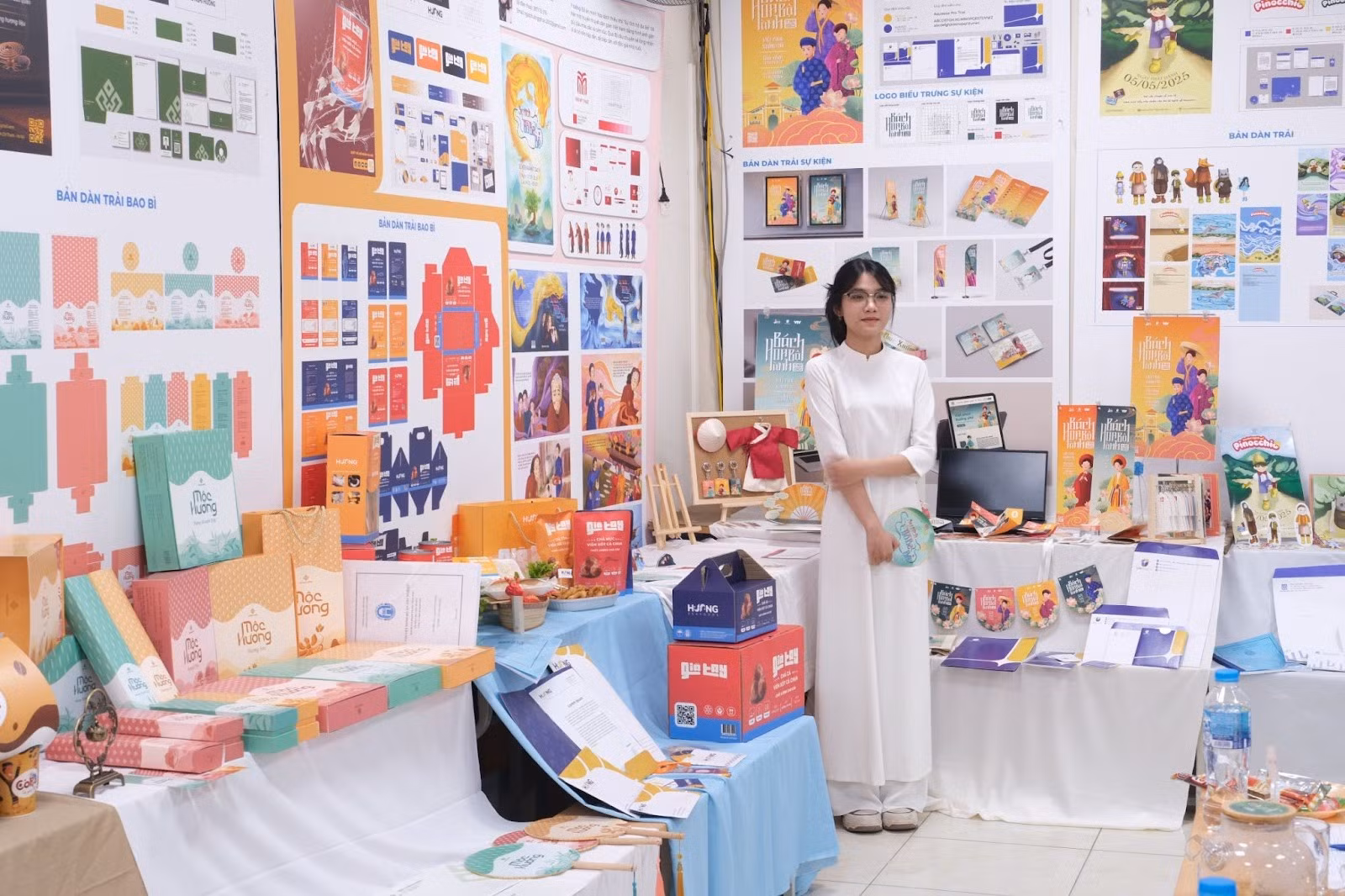 Trường Đại học Mở Hà Nội thường xuyên tổ chức triển lãm sản phẩm đồ họa do sinh viên ngành Thiết kế đồ họa thực hiện. (Ảnh: NTCC)