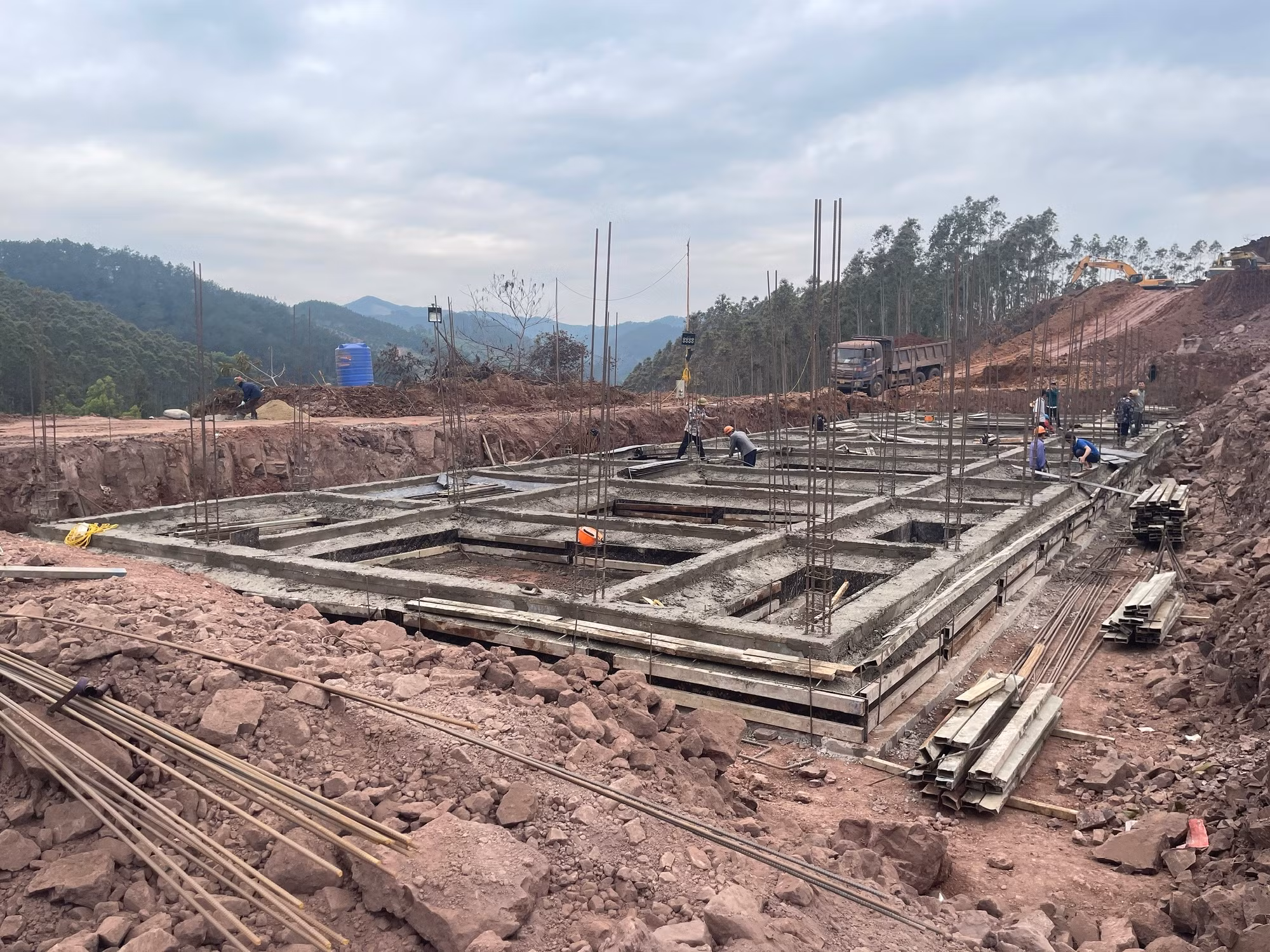 Dựa trên phối cảnh dự án, các công trình trường phổ thông nội trú liên cấp xã biên giới ở Lạng Sơn đang được đẩy nhanh tiến độ, hoàn thành theo kế hoạch.