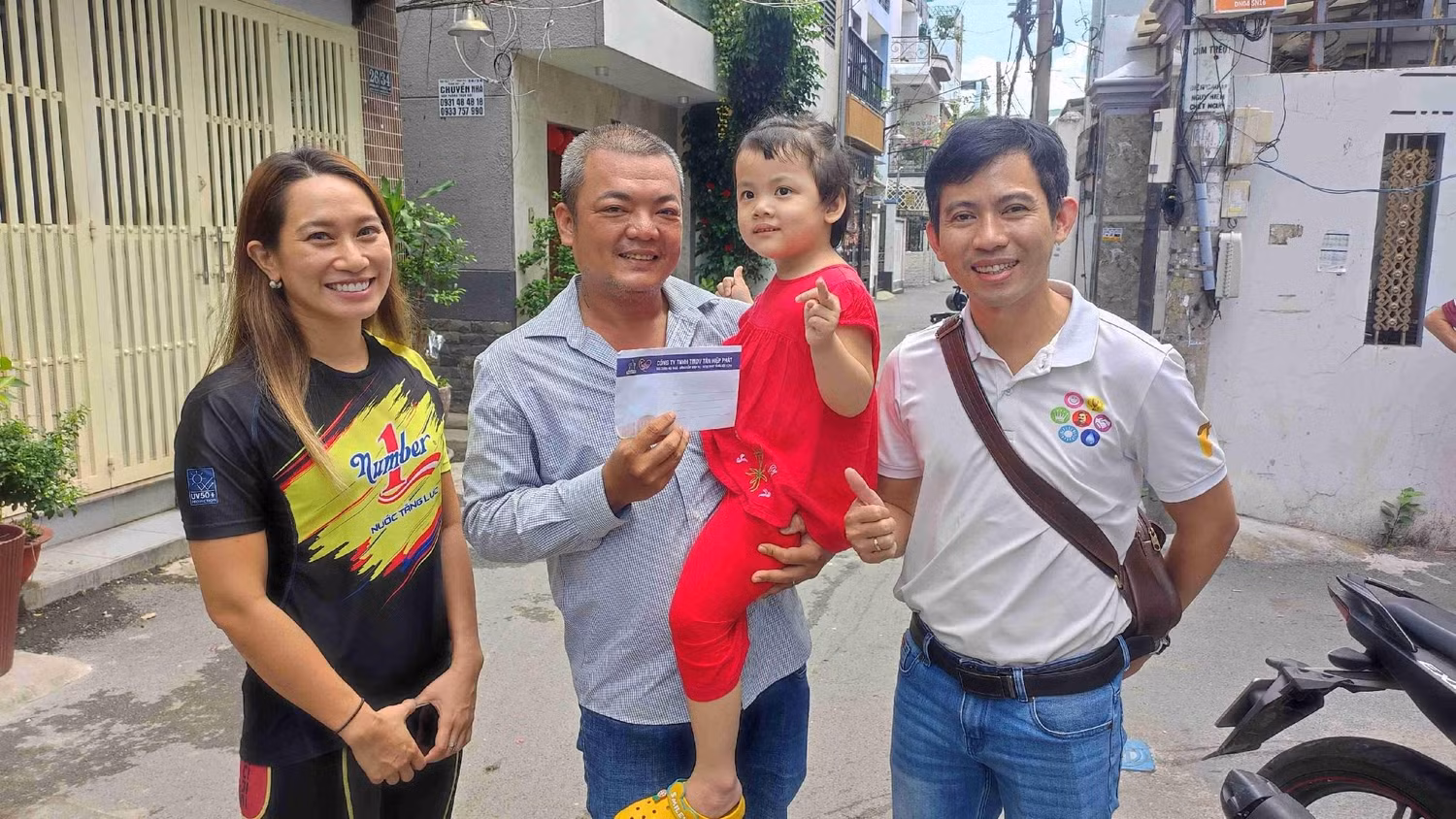 Tân Hiệp Phát đến thăm hỏi và trao quà cho các bé chương trình “Cùng con đi tiếp cuộc đời”.