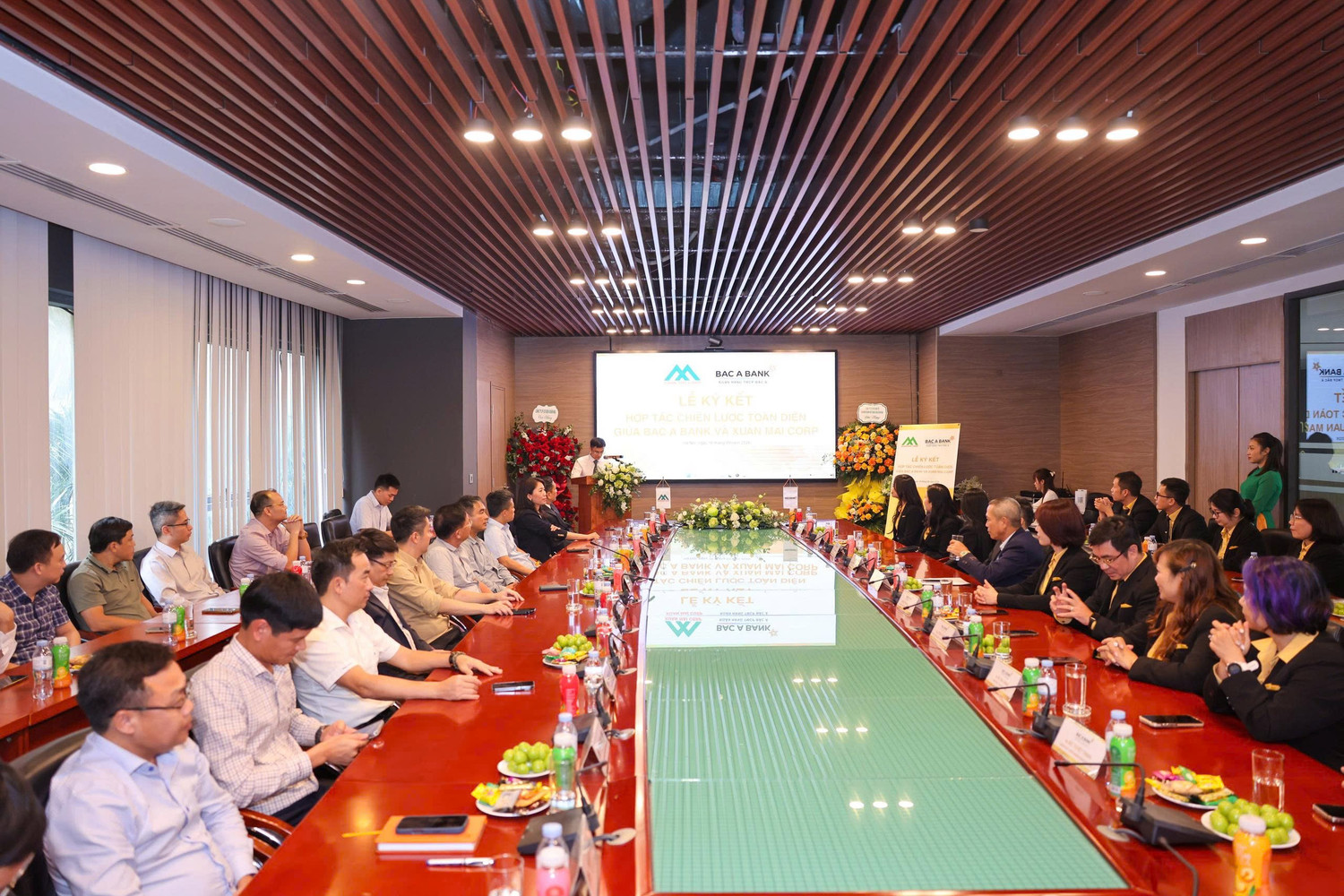 toan-canh-le-ky-ket-thoa-thuan-hop-tac-chien-luoc-giua-bac-a-bank-va-xuan-mai-corp.jpg