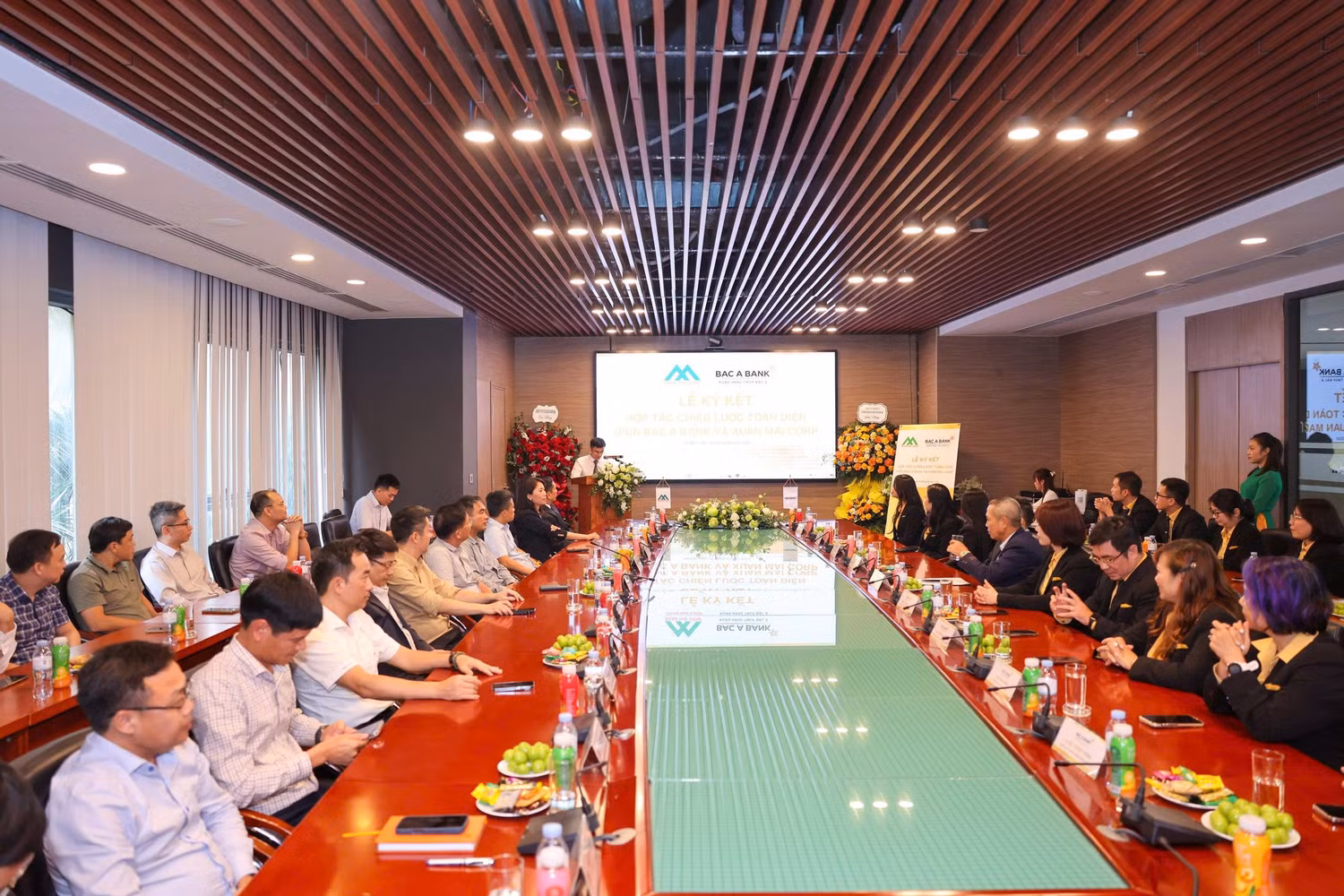 toan-canh-le-ky-ket-thoa-thuan-hop-tac-chien-luoc-giua-bac-a-bank-va-xuan-mai-corp.jpg