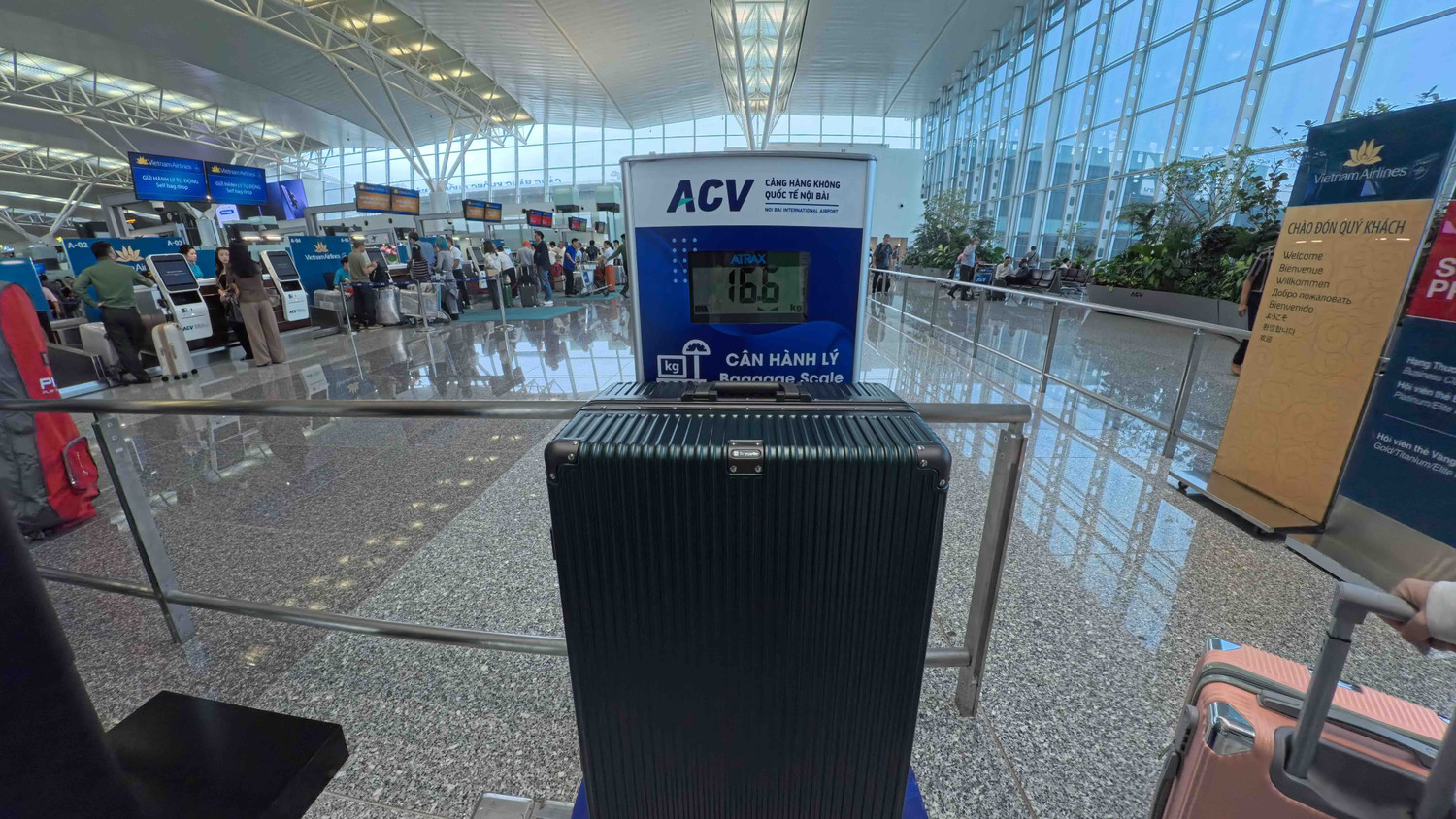 anh-5-hanh-khach-chon-vali-gon-nhe-duoi-19kg-kien-de-giam-tai-trong-tau-bay-va-nhan-ma-uu-dai-giam-10-cho-hanh-trinh-tiep-theo-cua-vietnam-airlines-ma-qua-tang-gui-sau-khi-hoan-tat-chuyen-bay.jpg