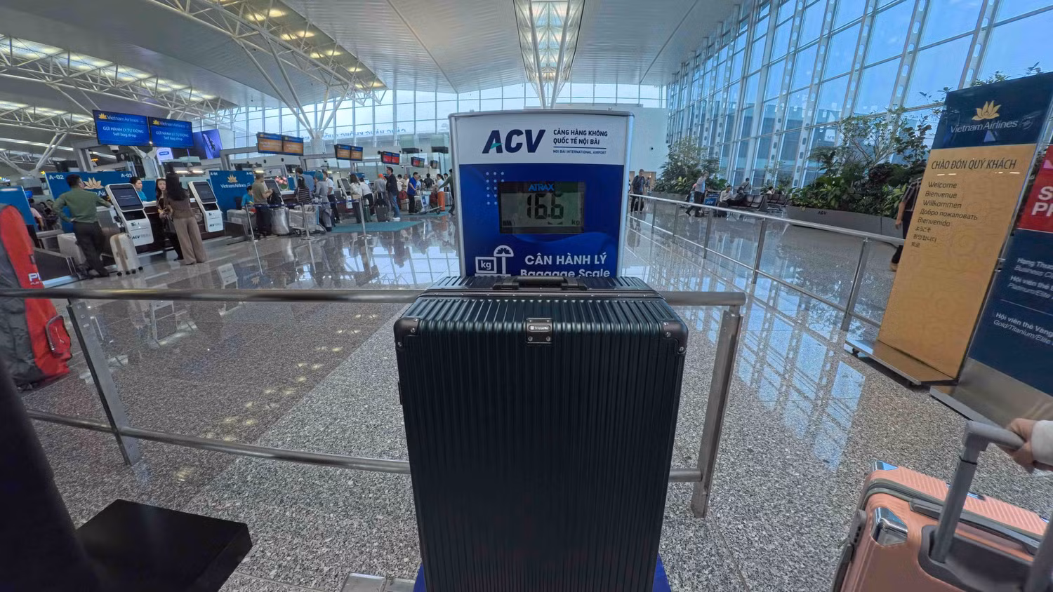 anh-5-hanh-khach-chon-vali-gon-nhe-duoi-19kg-kien-de-giam-tai-trong-tau-bay-va-nhan-ma-uu-dai-giam-10-cho-hanh-trinh-tiep-theo-cua-vietnam-airlines-ma-qua-tang-gui-sau-khi-hoan-tat-chuyen-bay.jpg
