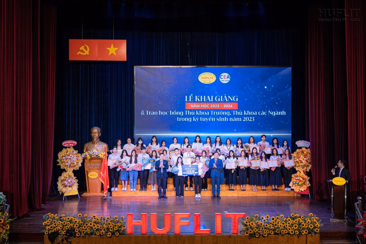 HUFLIT trao học bổng cho các tân thủ khoa trường, thủ khoa các ngành.