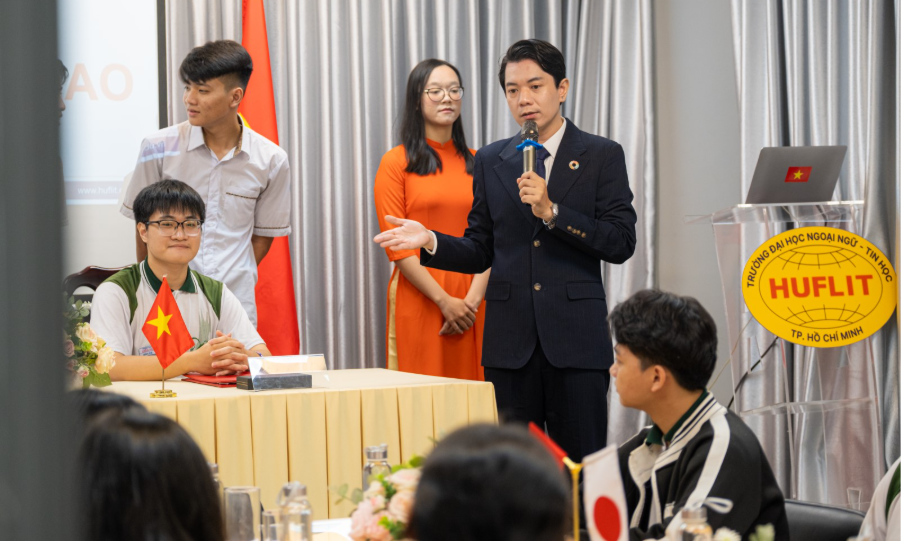 Thí sinh tìm hiểu môi trường học tập và chính sách hỗ trợ sinh viên trước khi chọn trường.