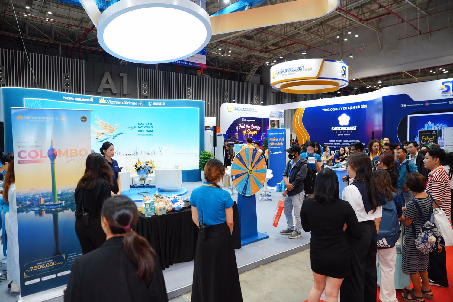 5-tai-hoi-cho-vietnam-airlines-to-chuc-cac-tro-choi-tuong-tac-thu-hut-dong-dao-khach-tham-quan-tham-gia.jpg