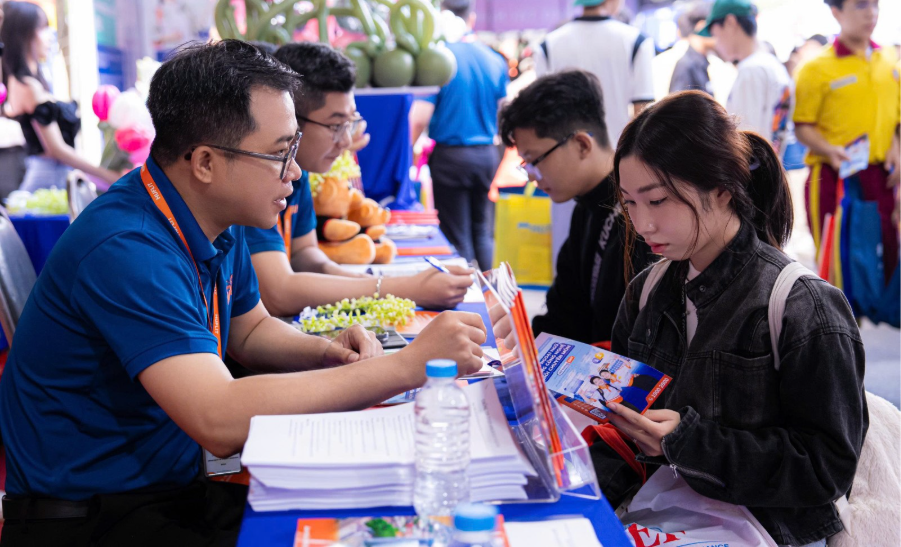 Thí sinh tìm hiểu các chính sách học bổng, hỗ trợ học phí tại HUFLIT trước khi chọn trường.