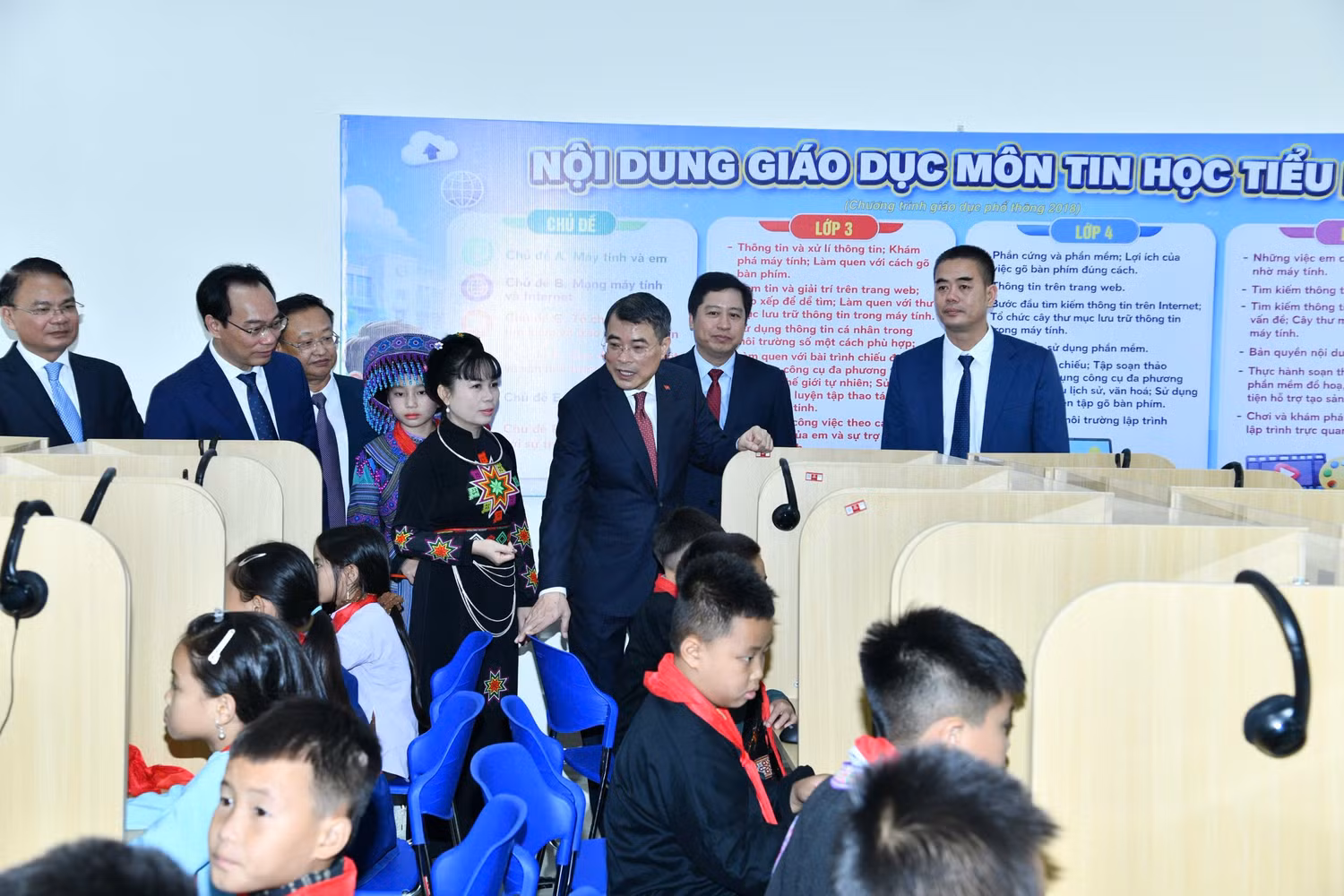 Thủ tướng Chính phủ Lê Minh Hưng thăm phòng học máy tính do Agribank trao tặng Trường Phổ thông nội trú Tiểu học và Trung học cơ sở Mường Khương.