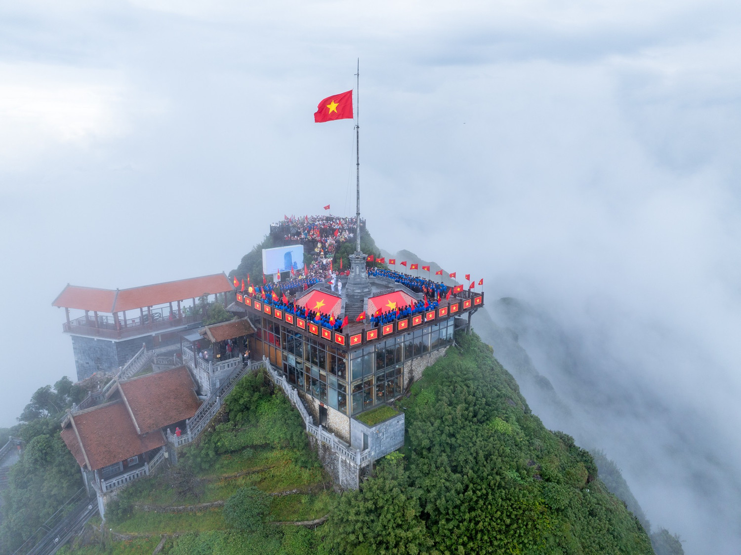la-co-do-sao-vang-tung-bay-tren-noc-nha-dong-duong.jpg