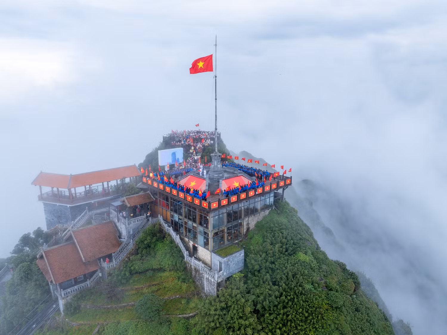 la-co-do-sao-vang-tung-bay-tren-noc-nha-dong-duong.jpg