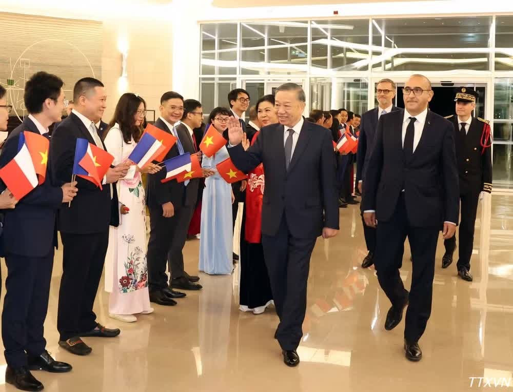 vna-potal-tong-bi-thu-chu-tich-nuoc-to-lam-va-phu-nhan-bat-dau-chuyen-tham-chinh-thuc-cong-hoa-phap-va-du-hoi-nghi-thuong-dinh-khong-gian-vu-tru.jpg