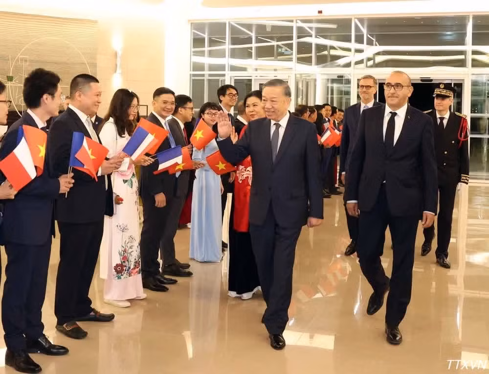 vna-potal-tong-bi-thu-chu-tich-nuoc-to-lam-va-phu-nhan-bat-dau-chuyen-tham-chinh-thuc-cong-hoa-phap-va-du-hoi-nghi-thuong-dinh-khong-gian-vu-tru.jpg