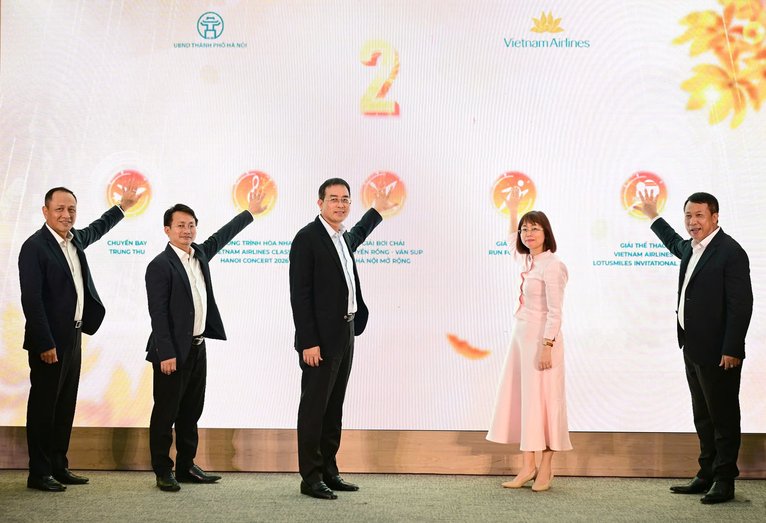 1-lanh-dao-vietnam-airlines-va-cac-dai-bieu-thuc-hien-nghi-thuc-khoi-dong-chien-dich-cham-thu-ha-noi-2026.jpg