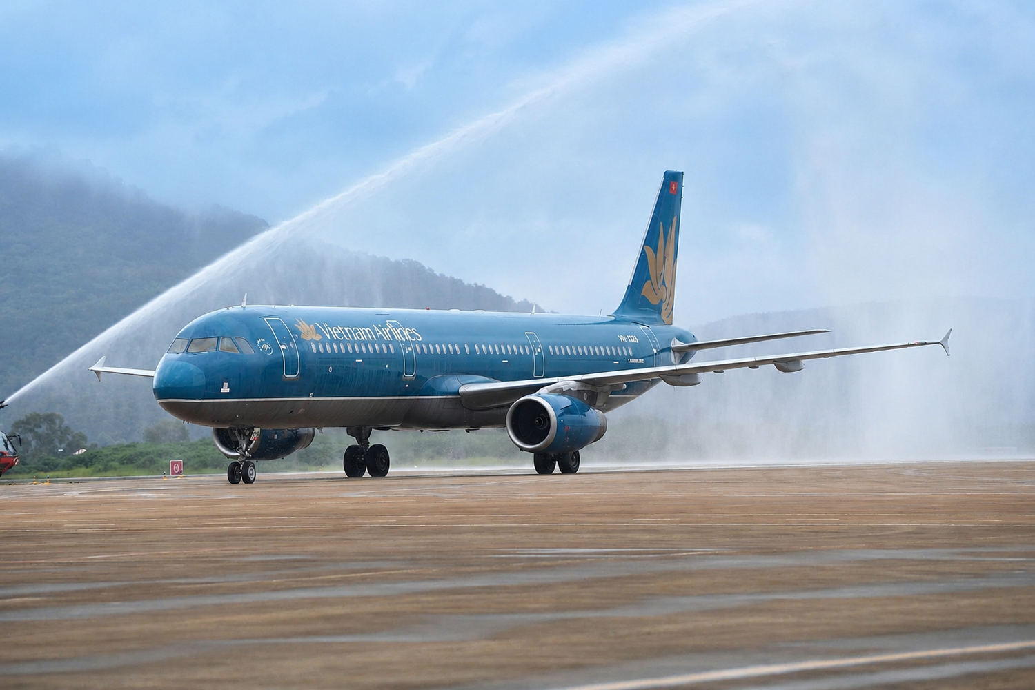 2-chuyen-bay-dau-tien-cua-vietnam-airlines-dap-xuong-san-bay-lien-khuong-duoc-chao-don-bang-nghi-thuc-phun-voi-rong-danh-dau-thoi-khac-san-bay-lien-khuong-chinh-thuc-tro-lai-hoat-dong-sau-hon-5-thang-tam-dung-de.jpg