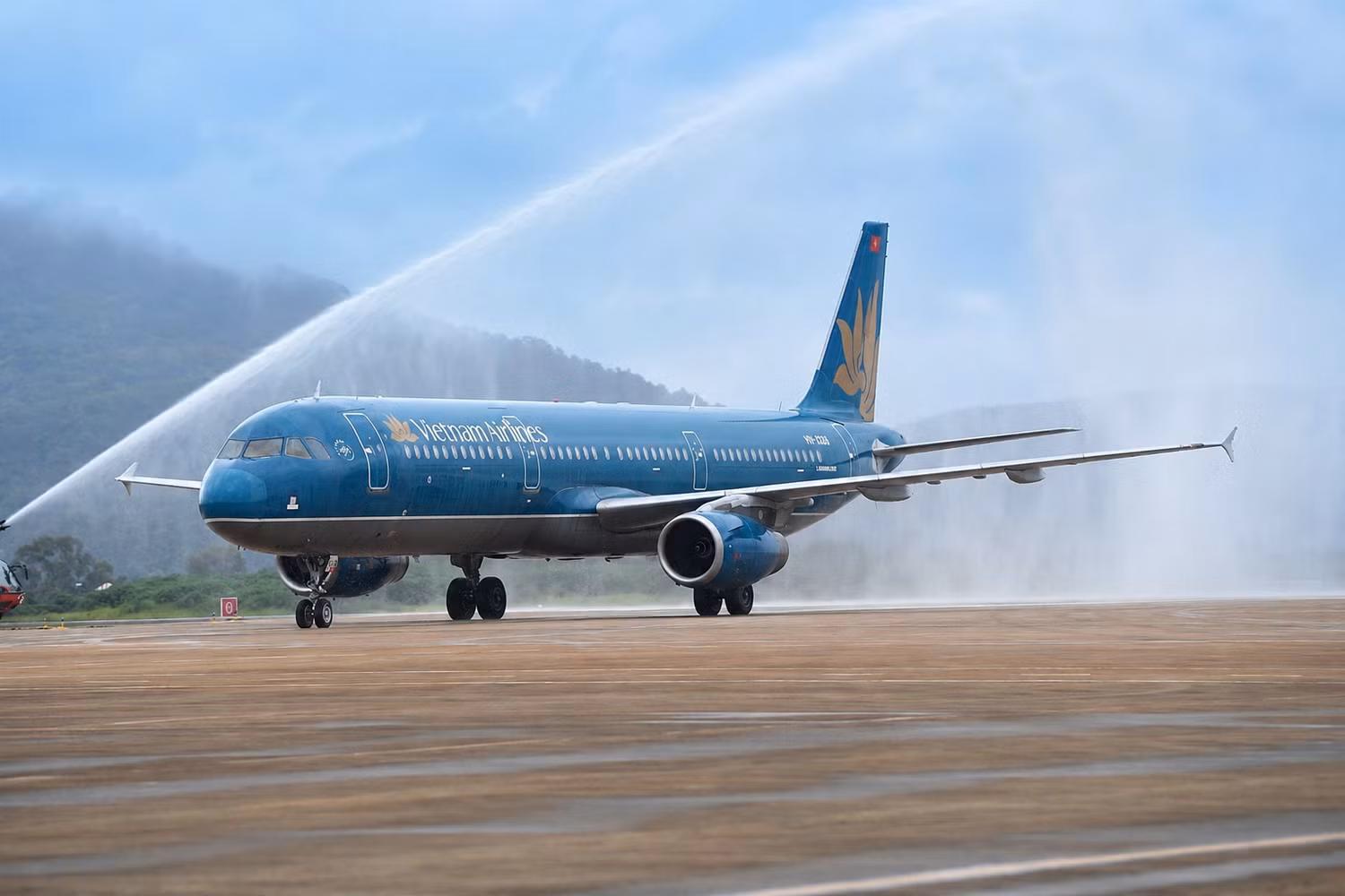 2-chuyen-bay-dau-tien-cua-vietnam-airlines-dap-xuong-san-bay-lien-khuong-duoc-chao-don-bang-nghi-thuc-phun-voi-rong-danh-dau-thoi-khac-san-bay-lien-khuong-chinh-thuc-tro-lai-hoat-dong-sau-hon-5-thang-tam-dung-de.jpg