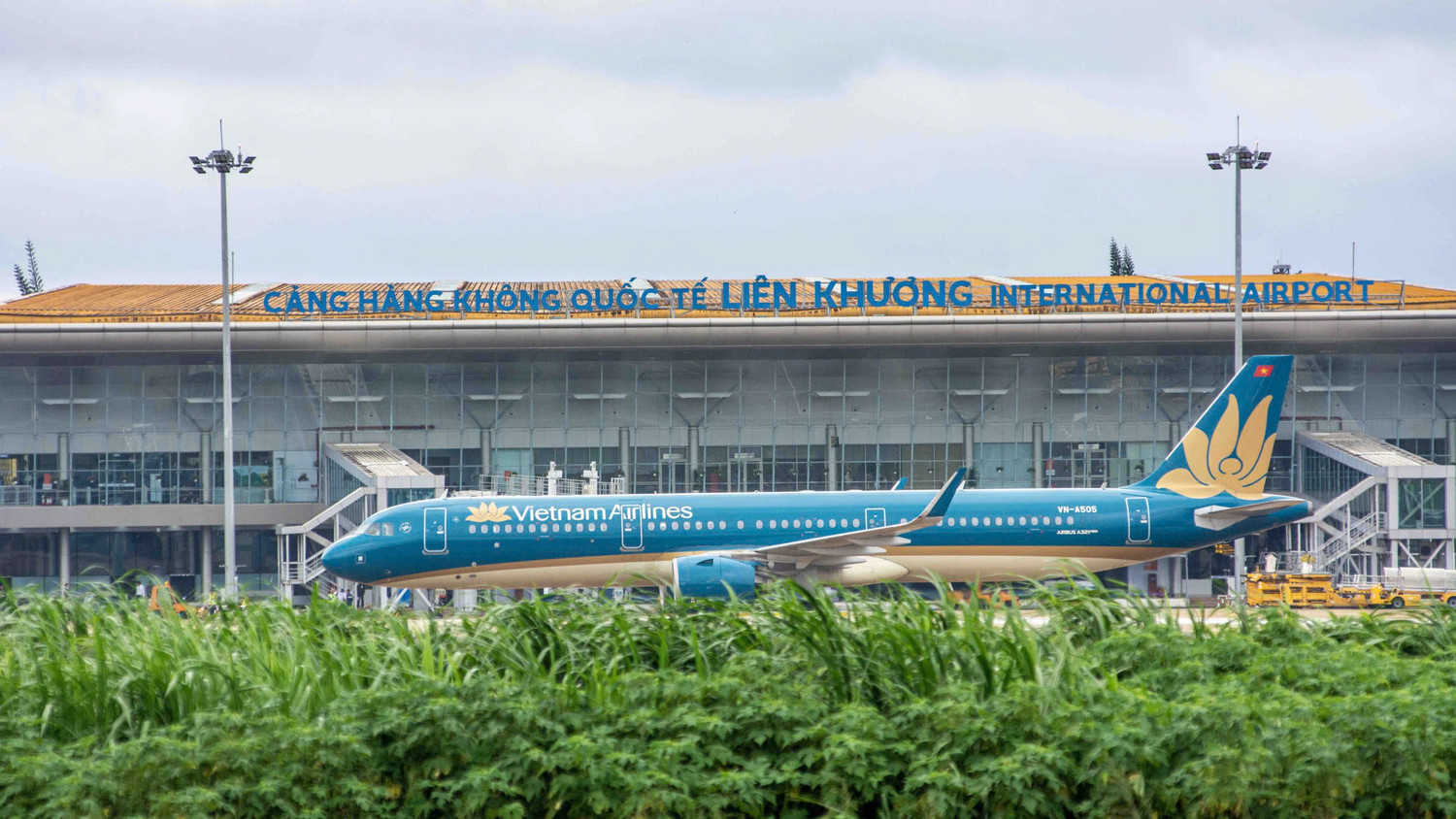 9-san-bay-lien-khuong-don-nhung-hanh-khach-dau-tien-trong-ngay-mo-cua-tro-lai-danh-dau-viec-vietnam-airlines-khoi-phuc-cac-duong-bay-ket-noi-da-lat-voi-cac-dia-phuong.jpg