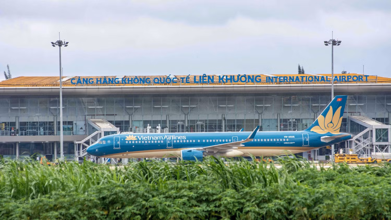 9-san-bay-lien-khuong-don-nhung-hanh-khach-dau-tien-trong-ngay-mo-cua-tro-lai-danh-dau-viec-vietnam-airlines-khoi-phuc-cac-duong-bay-ket-noi-da-lat-voi-cac-dia-phuong.jpg